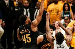 开云体育官网-关于爵士险胜勇士，米切尔点燃赛场的信息