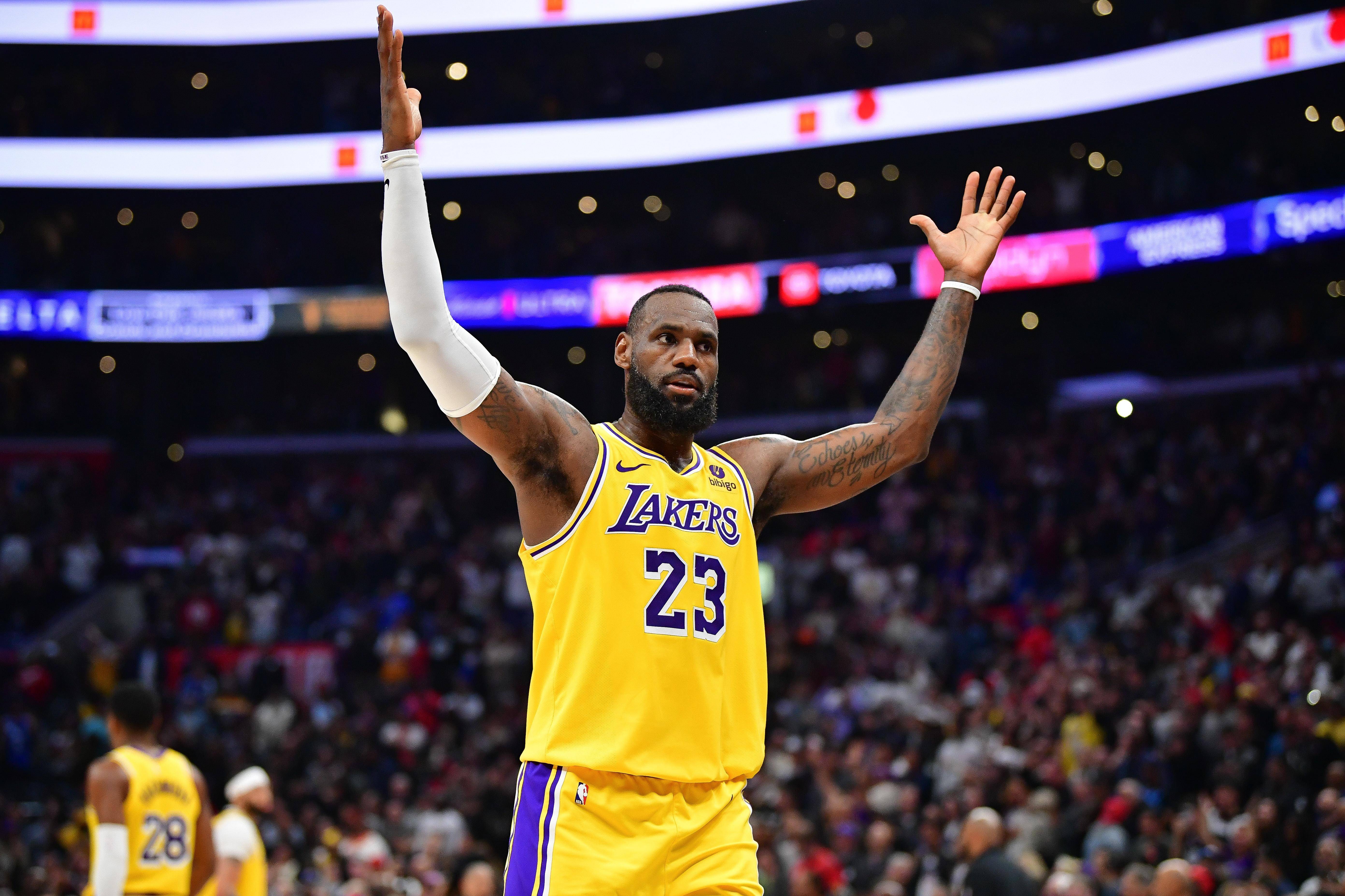 包含NBA球员公开表示退役打算，球迷感动落泪的词条