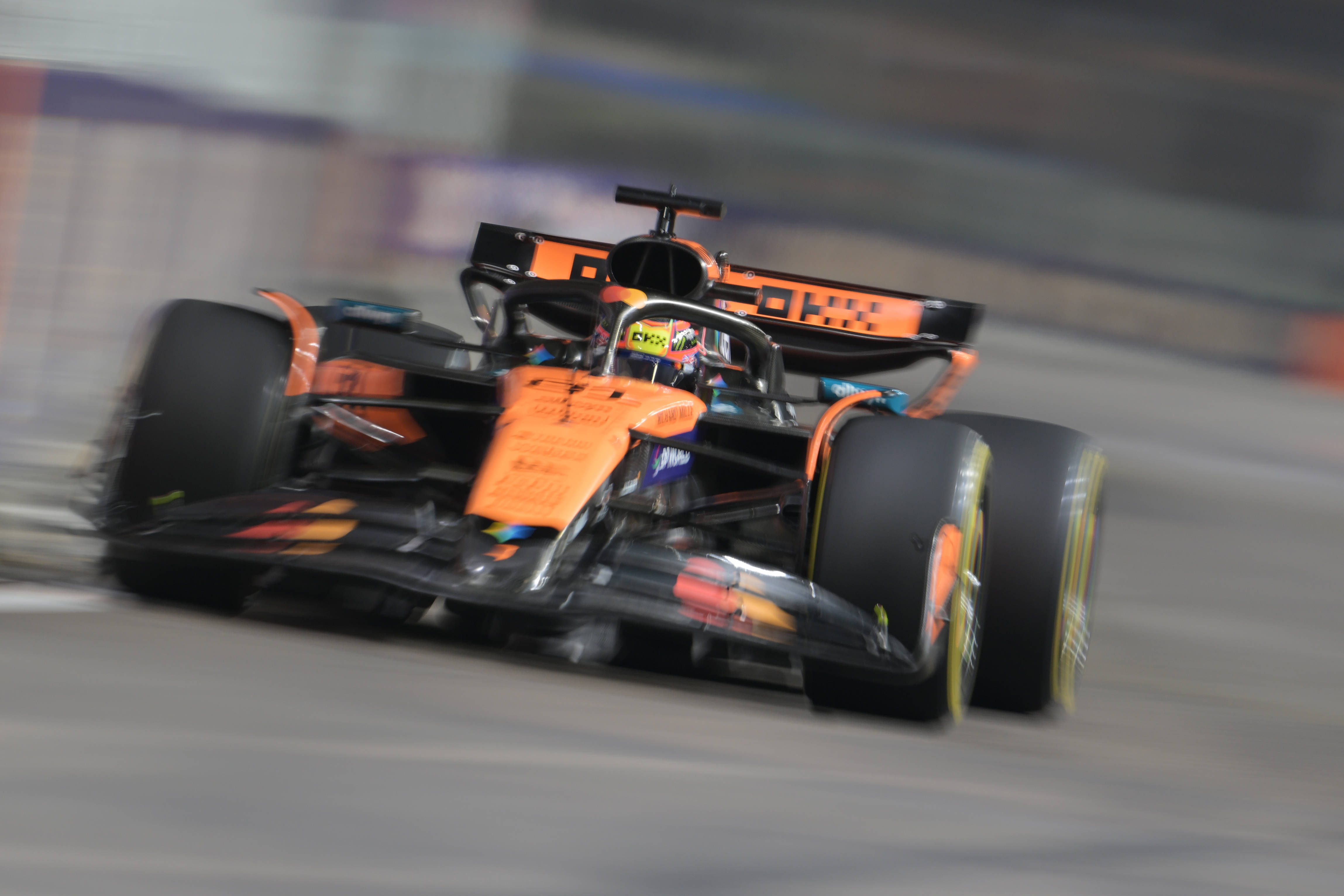 关于红牛车队横扫红牛二队，阿隆索高光表现的信息